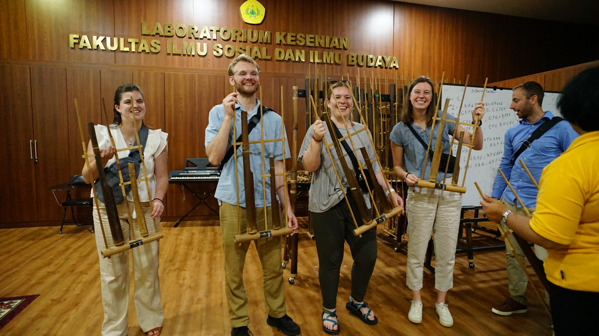 mempekenalkan Angklung alat musik Jawa Barat